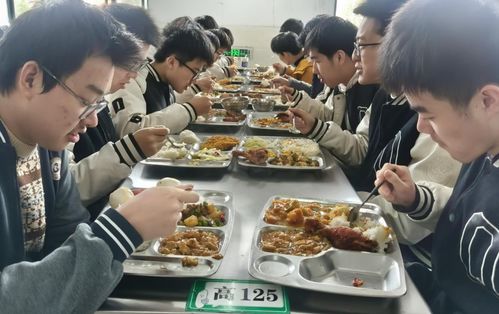 抓好校園 食 事 恩施州著力解決中小學(xué)校園食品安全與膳食經(jīng)費(fèi)管理問題